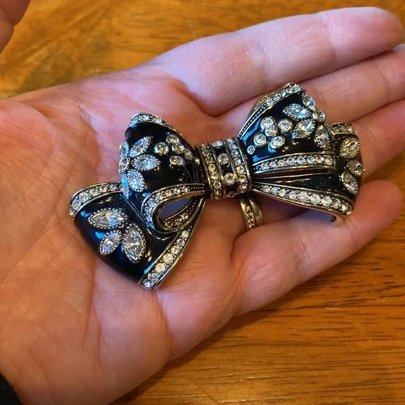 Heidi Daus, “Belle Beau” Enamel and Crystal Bow Brooch - Picture 4 of 7